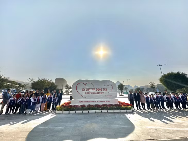 Các đại biểu và nhân dân dự lễ khánh thành tại khu vực Quảng trường 30/10. Ảnh do Trung tâm Truyền thông và Văn hóa TP Hạ Long cung cấp