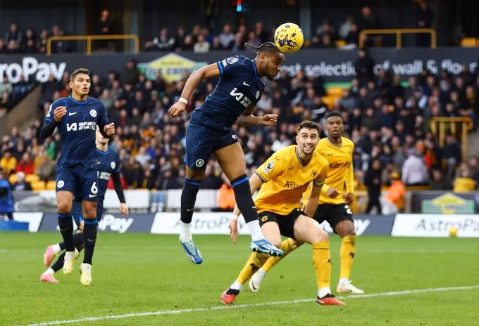 Nkunku đánh đầu ghi bàn trong trận Chelsea thua chủ nhà Wolves 1-2 trên sân Molineux, London ở vòng 18 Ngoại hạng Anh tối 24/12. Ảnh: Reuters