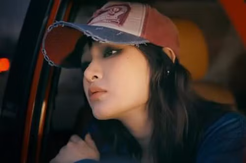 Hiền Hồ trong MV mới. Ảnh: Chụp màn hình