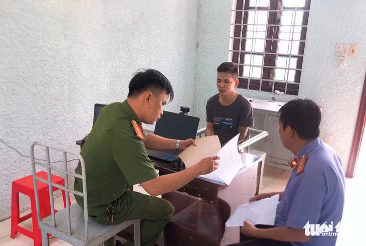 Cơ quan công an đang làm việc với Trường - Ảnh: THANH TUẤN