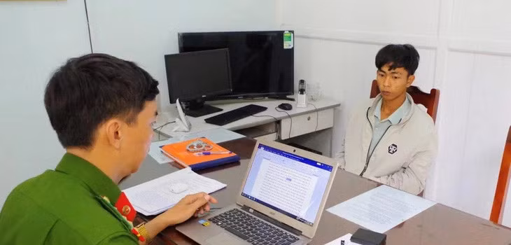 Cơ quan điều tra làm việc với Thái Văn Quốc - Ảnh: Công an cung cấp.