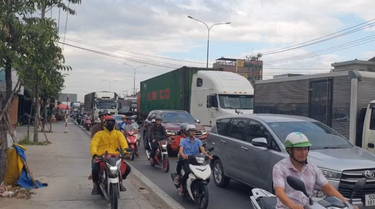 Vụ tai nạn làm giao thông trên tuyến ùn tắc kéo dài nhiều giờ.