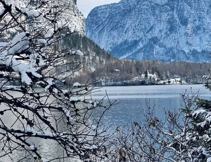Ngôi làng Hallstatt có hồ, núi, những ngôi nhà nằm cheo leo. Ảnh: Lưu Minh Tâm
