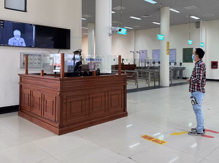 Nhân viên Tổ Kiểm dịch y tế quốc tế Cửa khẩu Móng Cái kiểm dịch hành khách nhập cảnh vào Việt Nam. Ảnh: Đơn vị cung cấp.