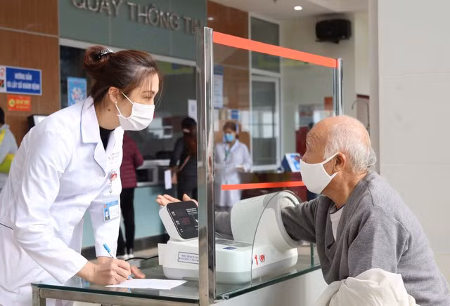 Người bệnh có thể được ưu tiên khám bệnh, chữa bệnh nếu từ đủ 75 tuổi trở lên. Ảnh minh họa.