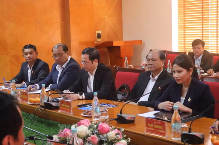 Ông Trần Văn Mây, Vụ trưởng Vụ HTQT – Thanh tra Chính phủ ngồi giữa bên phải là bà Hem Marina, Phó Tổng Cục trưởng Tổng cục Thanh tra, Bộ Thanh tra Campuchia và bên trái là ông Đỗ Trung Kiên, Phó Vụ trưởng Vụ HTQT – Thanh tra Chính phủ.