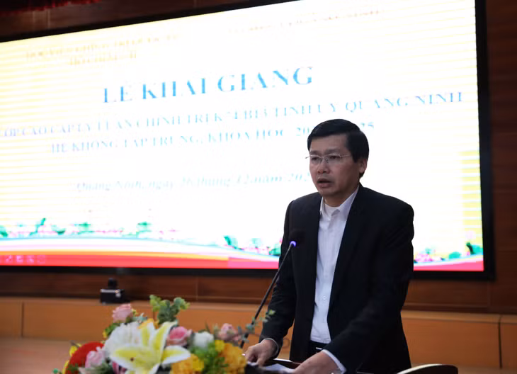 Đồng chí Hoàng Bá Hướng, Phó trưởng Ban Tổ chức Tỉnh ủy phát biểu tại hội nghị.