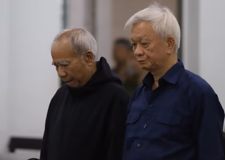 Bị cáo Nguyễn Chiến Thắng (ảnh phải) và Đào Công Thiên nghe HĐXX luận tội. Ảnh: L.H.