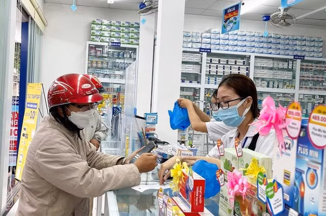 Cơ sở kinh doanh dược không được bán buôn, bán lẻ thuốc cao hơn mức giá kê khai do chính cơ sở sản xuất hoặc đặt gia công
