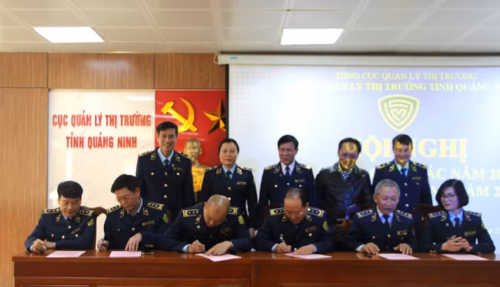 Đại diện các phòng, ban, các đội trực thuộc Cục QLTT tỉnh ký cam kết thực hiện nhiệm vụ năm 2024.