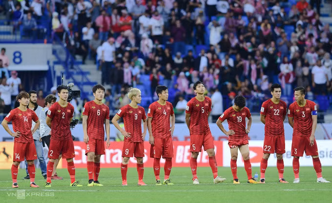 Đội hình Việt Nam chuẩn bị cho loạt đá luân lưu với Jordan ở vòng 1/8 Asian Cup 2019 gồm, Minh Vương, Duy Mạnh, Xuân Trường, Văn Toàn, Bùi Tiến Dũng, Đoàn Văn Hậu, Quang Hải, Tiến Linh và Quế Ngọc Hải (từ trái qua). Ảnh: Hiếu Lương