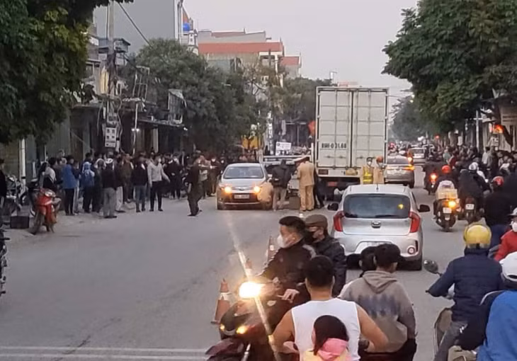 Lực lượng cảnh sát giao thông điều tra làm rõ nguyên nhân vụ tai nạn.