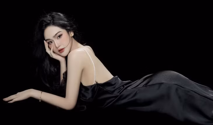 Cù Thị Trà sinh năm 1999, xuất thân là người mẫu ảnh. Cô sở hữu gương mặt xinh đẹp, ăn ảnh cùng phong cách gợi cảm.