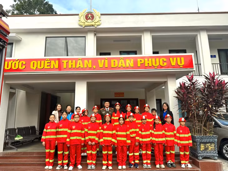 Các em học sinh tham gia chương trình được trang bị quần áo bảo hộ PCCC.