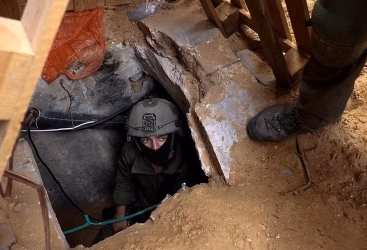Binh sĩ Israel tại địa điểm được cho là đường hầm của lực lượng Hamas tại Gaza. Ảnh: Reuters