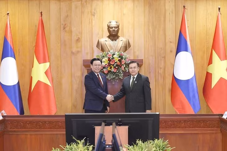 Chủ tịch Quốc hội Vương Đình Huệ và Chủ tịch Quốc hội Lào Saysomphone Phomvihane chụp ảnh chung. (Ảnh: Doãn Tấn/TTXVN)