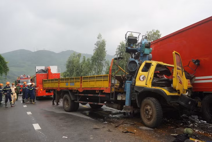 Lực lượng chức năng điều tiết giao thông tại khu vực xảy ra tai nạn. Ảnh: Văn Trực