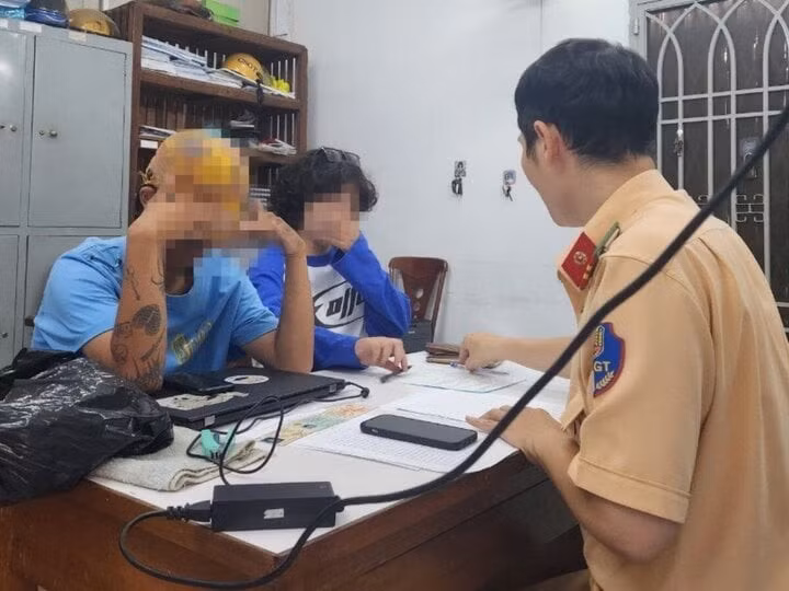 CSGT TP.HCM xử phạt hành chính đối thanh niên đứng trên yên xe quay TikTok cho người khác.