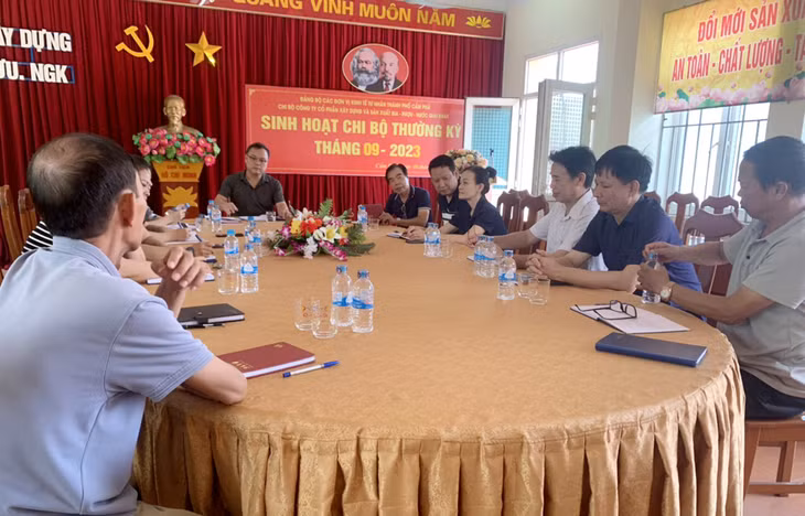 Chi bộ Công ty CP Xây dựng và sản xuất rượu - bia - nước giải khát tổ chức sinh hoạt thường kỳ. (Ảnh do Đảng ủy các đơn vị kinh tế tư nhân cung cấp).