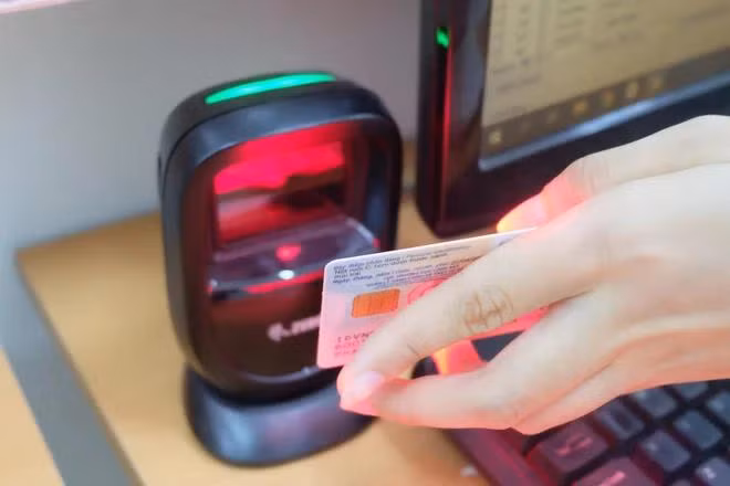 Nhân viên y tế Trung tâm Y tế quận Hải Châu (thành phố Đà Nẵng) quét mã QR trên căn cước công dân của bệnh nhân. (Ảnh: Văn Dũng/TTXVN)