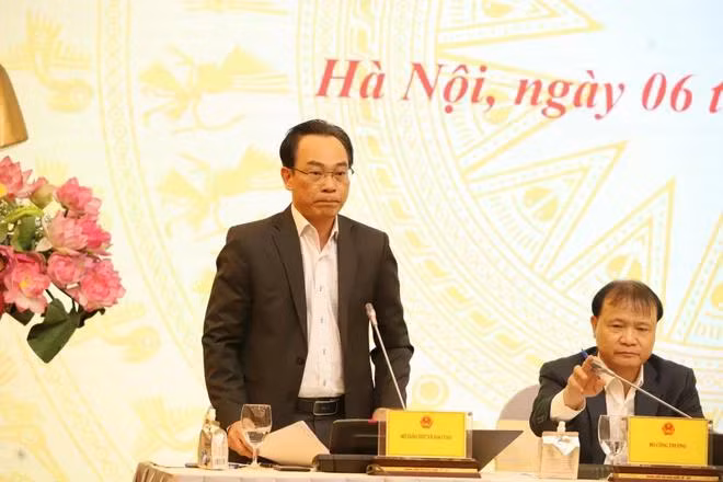 Thứ trưởng Bộ Giáo dục và Đào tạo Hoàng Minh Sơn thông tin tại họp báo. (Ảnh: Xuân Quảng/Vietnam+)