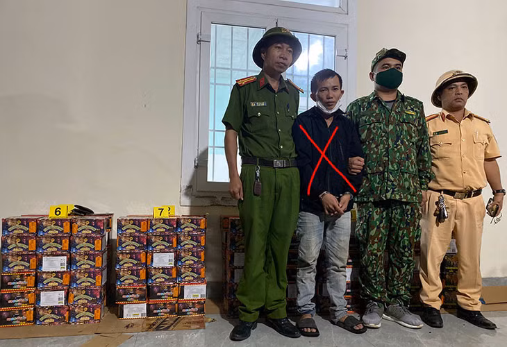Đối tượng Trần Thanh Long (x) bị bắt giữ cùng tang vật.