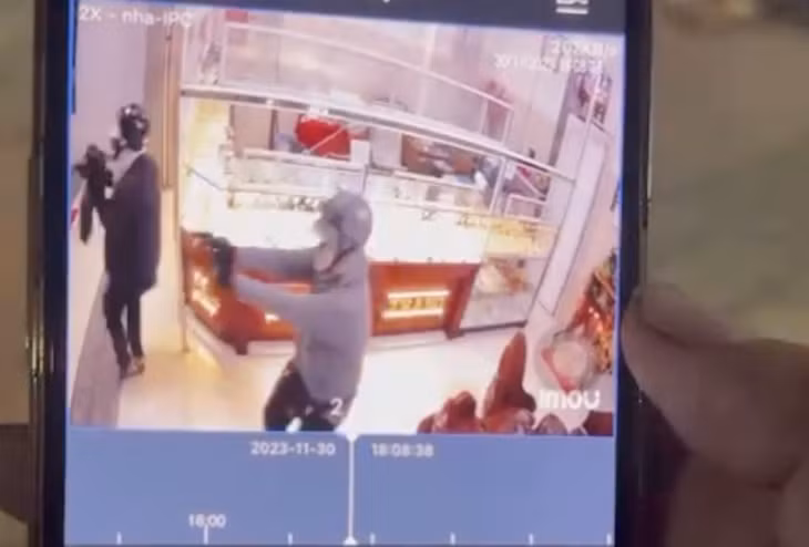 Hình ảnh từ camera, 2 đối tượng cầm vật giống súng gây ra vụ cướp tại tiệm vàng.