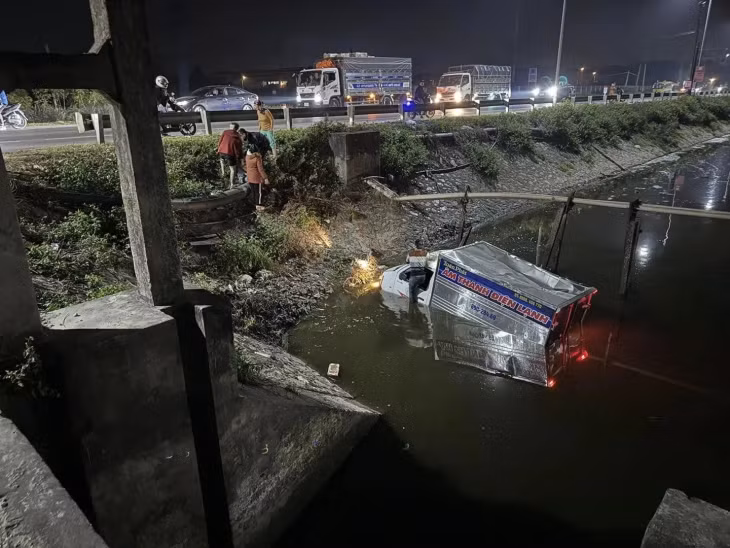 Sau va chạm, chiếc xe điện lạnh rơi xuống mương nước bên đường. (Ảnh: MXH)