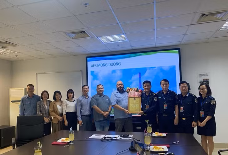 Lãnh đạo Chi cục Hải quan cửa khẩu cảng Cẩm Phả trao Giấy chứng nhận thành viên tham gia Chương trình thí điểm hỗ trợ, khuyến khích doanh nghiệp tuân thủ pháp luật hải quan cho Công ty TNHH Điện lực AES Mông Dương.