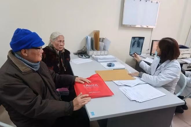Người cao tuổi đến khám tại bệnh viện đa khoa tỉnh Hải Dương. (Ảnh: Hiền Anh/TTXVN)