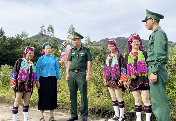 Thiếu tá Trần Đại Dương tuyên truyền người dân xã Hải Sơn (Tp Móng Cái) bảo vệ chủ quyền biên giới Tổ quốc.