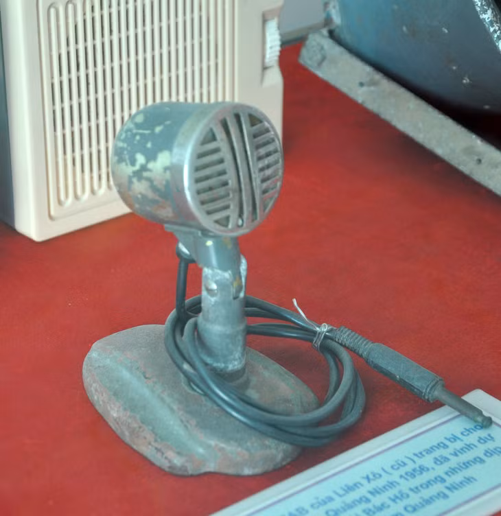 Micro OKTAB của Liên Xô (cũ) trang bị cho Truyền thanh Quảng Ninh năm 1956, đã được dùng để thu âm tiếng nói Bác Hồ trong dịp Người về thăm Quảng Ninh.