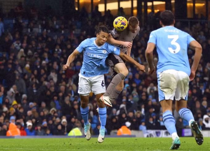 Kulusevski đánh bại Nathan Ake trong pha không chiến, gỡ hòa 3-3 cho Tottenham ở phút 90. Ảnh: Reuters