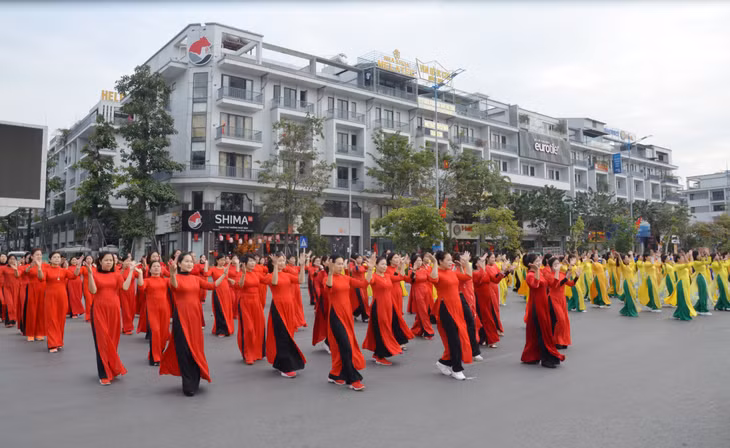 Chị em phụ nữ đồng diễn dân vũ và xếp hình khối “Hạ Long 30 năm” trên nền nhạc “Nụ cười Hạ Long”.