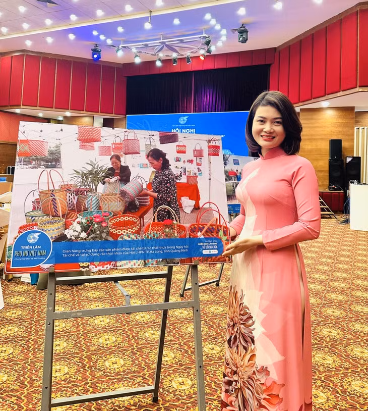 Mô hình tái chế và tái sử dụng rác thải nhựa của Hội tại hội nghị tổng kết 5 năm phong trào "Chống rác thải nhựa" do Hội LHPN Việt Nam tổ chức. Ảnh do đơn vị cung cấp