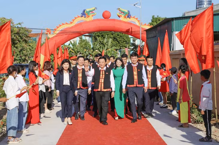 Chủ tịch Hội đồng lý luận Trung ương Nguyễn Xuân Thắng, cùng các đại biểu Trung ương và tỉnh dự Ngày hội Đại đoàn kết toàn dân tộc năm 2023 tại xã Quảng Tân (huyện Đầm Hà). Ảnh: Nguyễn Thanh