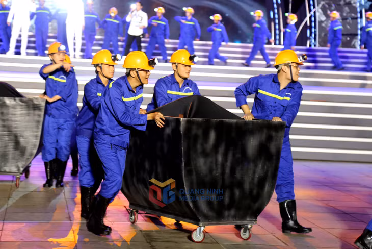 Hình ảnh người thợ mỏ đẩy xe goòng trong hầm lò gợi nên nhiều ký ức thân quen, gần gũi với người dân Quảng Ninh, Hòn Gai xưa.