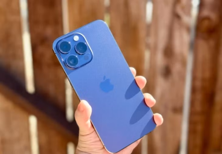 Người dùng iPhone có thể "mất tất cả" nếu để lộ mật khẩu điện thoại cho kẻ gian. Ảnh: WSJ.