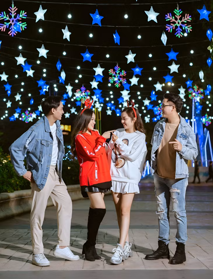 Công viên Sun World HaLong Park với khung cảnh được trang hoàng rực rỡ sắc màu, là địa điểm lý tưởng được nhiều bạn trẻ lựa chọn để lưu giữ lại kỷ niệm đẹp trong lễ Giáng sinh.