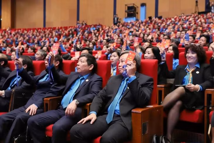 Biểu quyết bầu đoàn Chủ tịch, đoàn Thư ký của Đại hội.