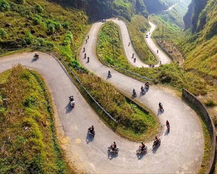 Phượt trên các cung đường cua tay áo cũng là một môn thể thao mạo hiểm mà nhiều phượt thủ muốn trải nghiệm.
