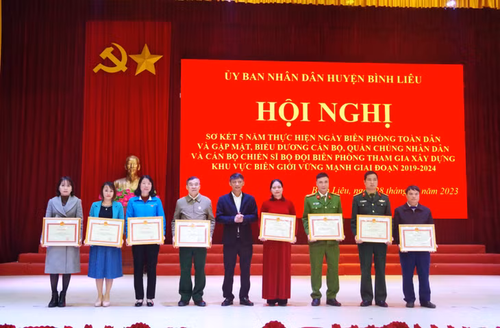Khen thưởng các cá nhân có thành tích xuất sắc trong thực hiện Ngày biên phòng toàn dân giai đoạn 2019 - 2024.