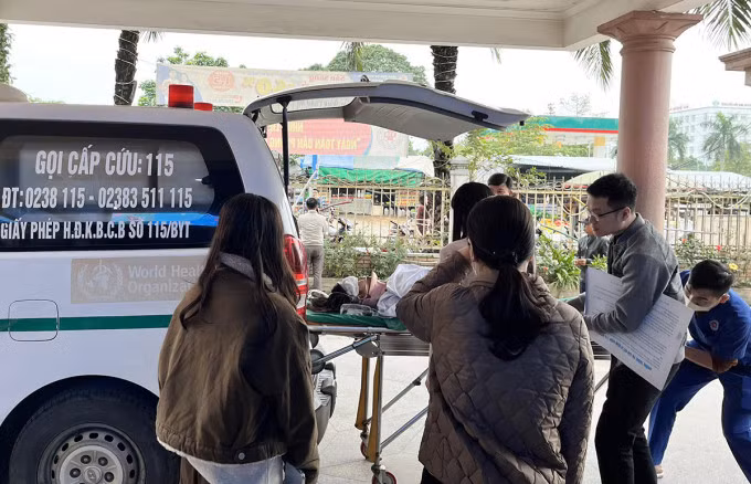 Học sinh bị thương được xe cấp cứu chở tới bệnh viện. Ảnh: Hùng Lê