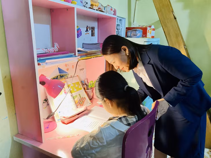 Chị Đinh Thị Lộc, đại diện Công ty Quảng cáo Đô Thành Việt Nam đã quyết định nhận chăm sóc bé Bảo Nhi như một thành viên của gia đình.