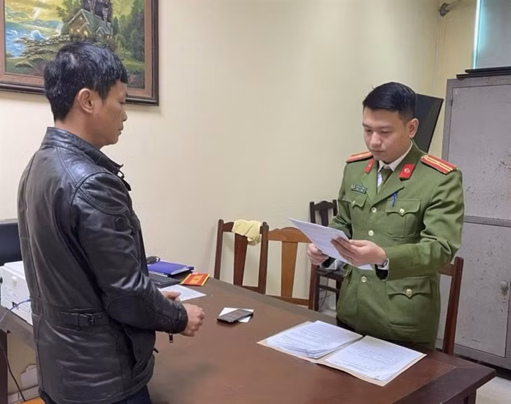 Công an tỉnh Phú Thọ đọc lệnh bắt đối với Phó phòng Tài nguyên và Môi trường huyện Phù Ninh Nguyễn Công Thành.