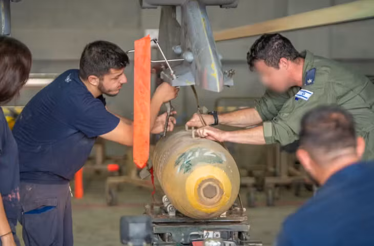 Không quân Israel chia sẻ hình ảnh quả bom M117. Ảnh: Không quân Israel