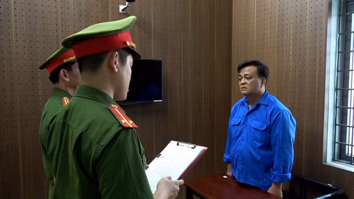 Công an đọc lệnh bắt tạm giam đối với Nguyễn Chí Tâm.