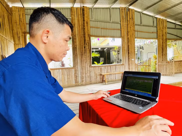 Anh Hoàng Văn Sằn, dân tộc Tày (thôn Đồng Thanh, xã Hoành Mô, huyện Bình Liêu) quảng bá du lịch homestay của gia đình qua mạng xã hội.