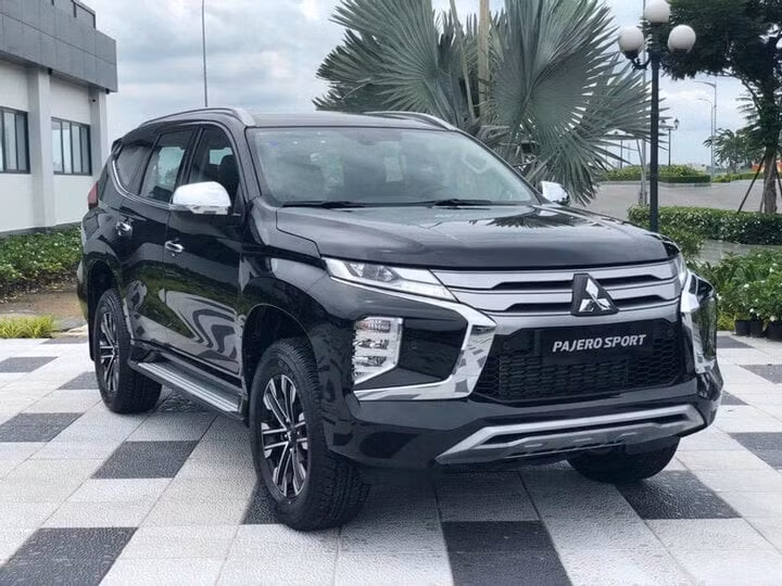 Pajero Sport với giá niêm yết lên đến 1,13 tỷ đồng, đồng nghĩa với việc khách mua xe ở Hà Nội sẽ tiết kiệm được khoản chi phí lên đến hơn 135 triệu đồng.