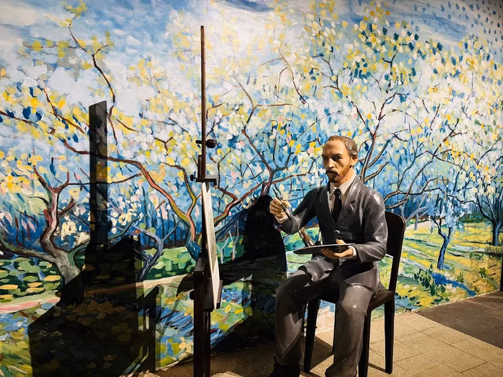 Mô hình họa sỹ tài ba Van Gogh được giới thiệu tại triển lãm.